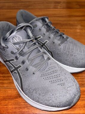 Men’s Asics Gray and White Knit Running Sneakers size 9.5
